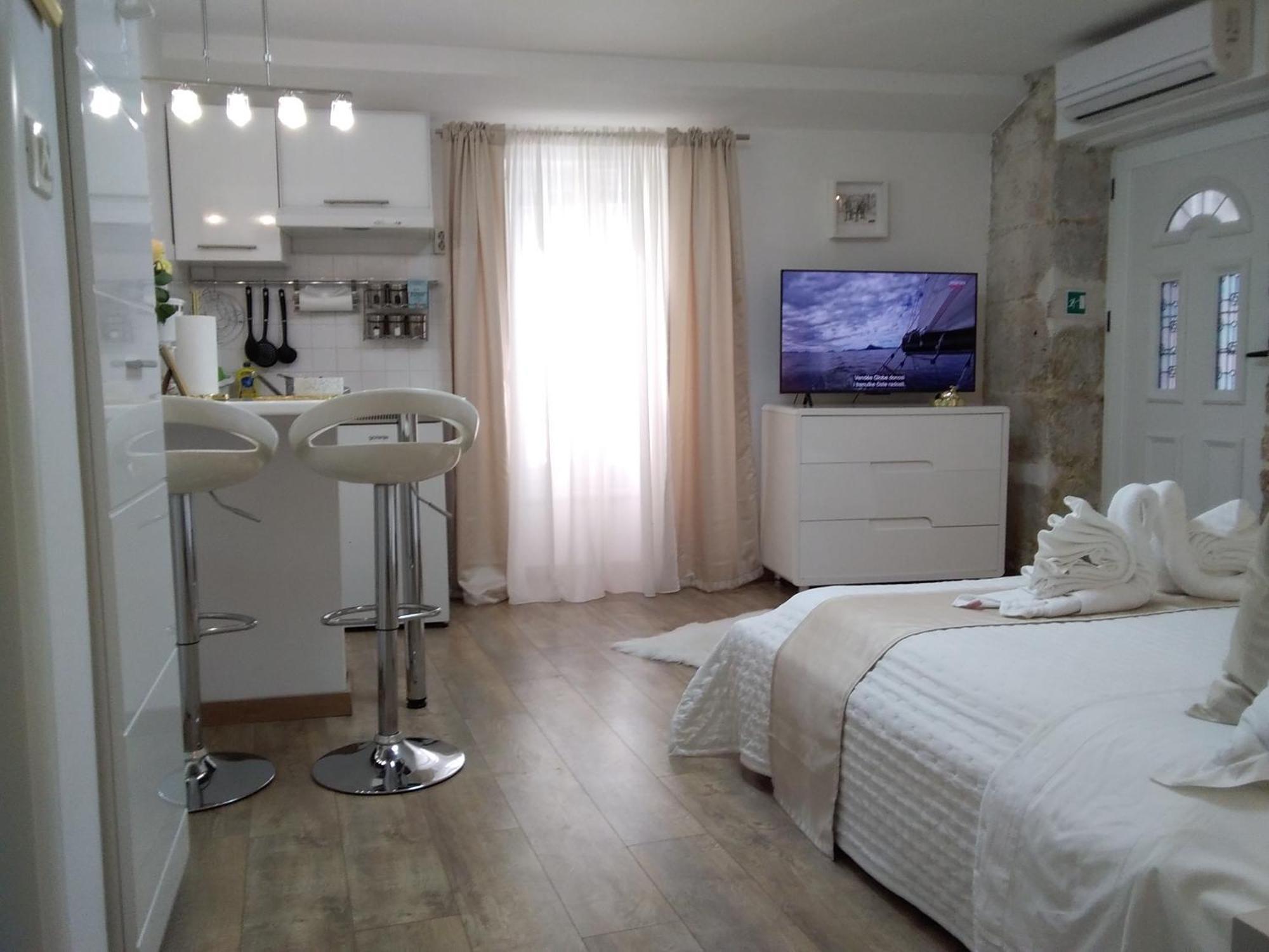 Private Apartments In Diocletians Palace Сплит Екстериор снимка